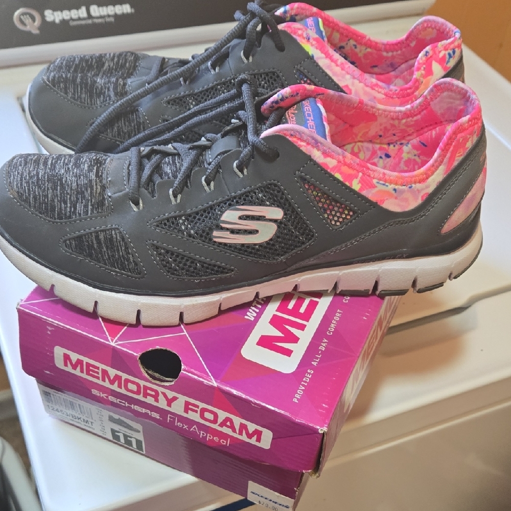 Skechers Women's Black and Pink Flex Appeal Sneakers